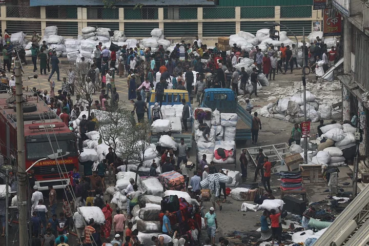 বঙ্গবাজারে আগুনে পুড়ে ছাই সব দোকানের পোশাক