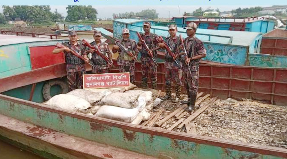 তাহিরপুর সীমান্তে বিপুল পরিমাণ ভারতীয় কয়লাসহ নৌকা আটক