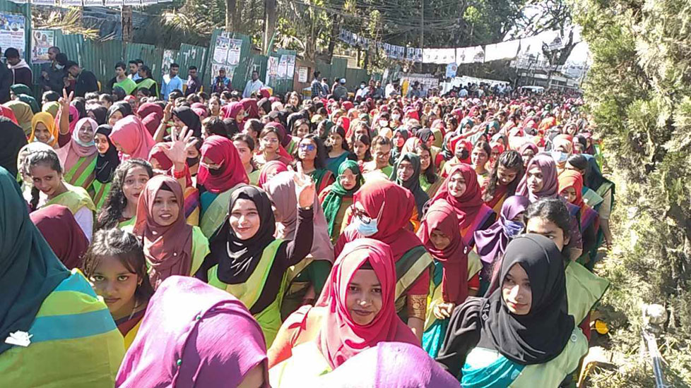 আলীয়া মাঠে নারীদের ঢল