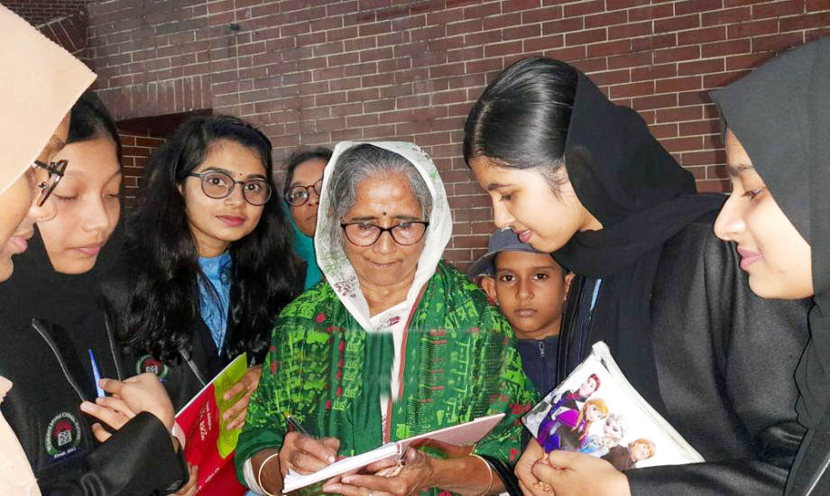 চমক দেখানো কে এই বিয়ানীবাজারের রুমা চক্রবর্তী