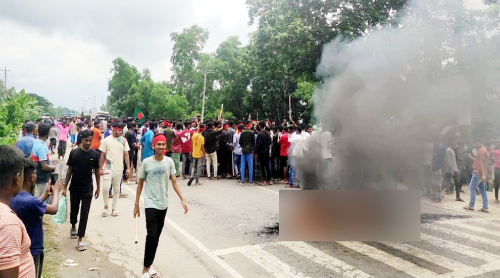 সিলেট-ঢাকা মহাসড়ক অবরোধ করে শিক্ষার্থীদের বিক্ষোভ, টায়ারে আগুন