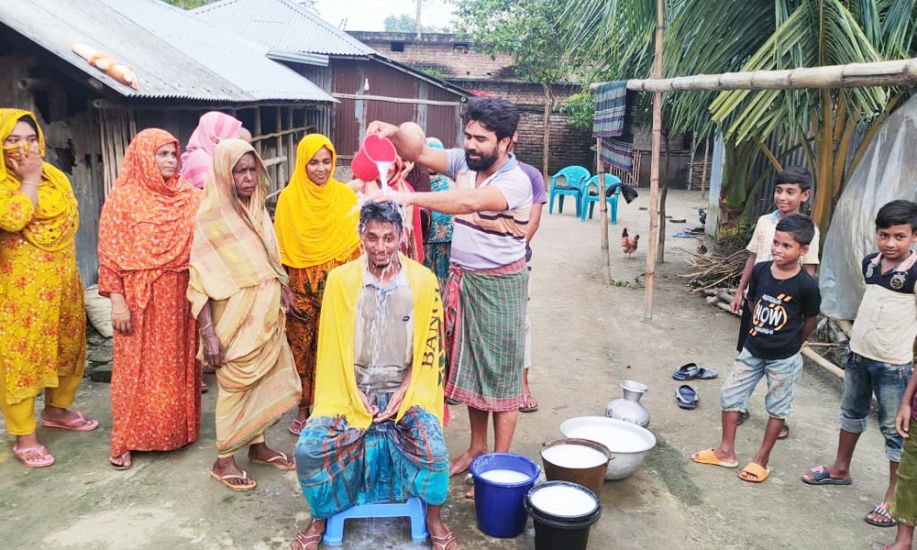 স্ত্রীকে তালাকের পর দুধ দিয়ে গোসল করলেন যুবক