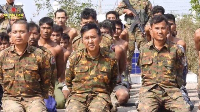 বাংলাদেশ সীমান্তবর্তী শহর থেকে মিয়ানমারের শত শত সেনাসহ জেনারেল আটক