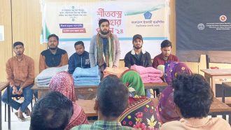 বিয়ানীবাজার সরকারি কলেজে কর্মচারীদের মধ্যে শিবিরের শীতবস্ত্র বিতরণ