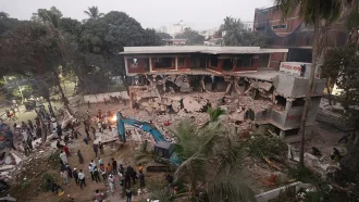 ছবিতে ৩২ নম্বর বাড়ির অবস্থা