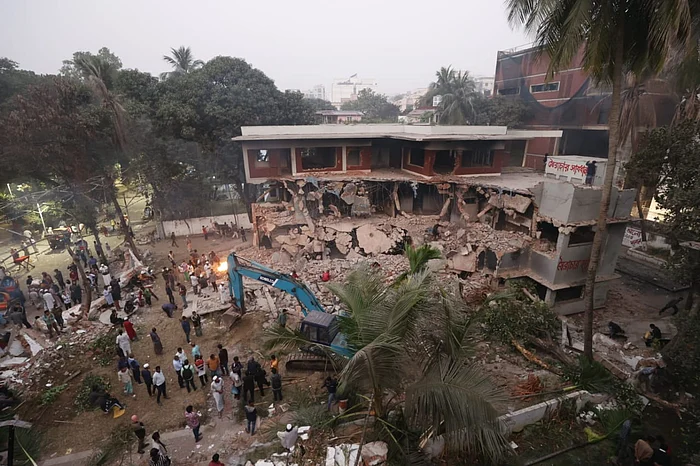 ছবিতে ৩২ নম্বর বাড়ির অবস্থা