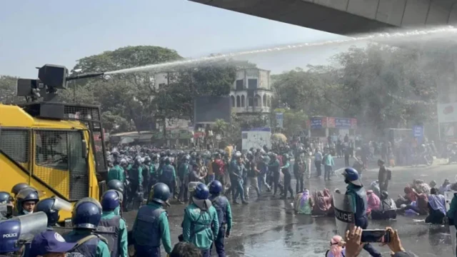 শাহবাগ মোড় থেকে আন্দোলনকারীদের সরিয়ে দিয়েছে পুলিশ, যান চলাচল শুরু
