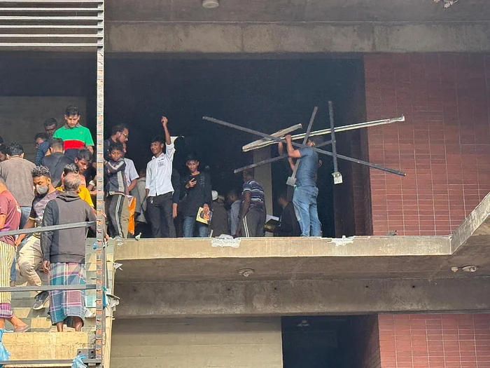 ধানমন্ডি ৩২ নম্বর: বই, রড, লোহা যে যা পাচ্ছেন নিয়ে যাচ্ছেন