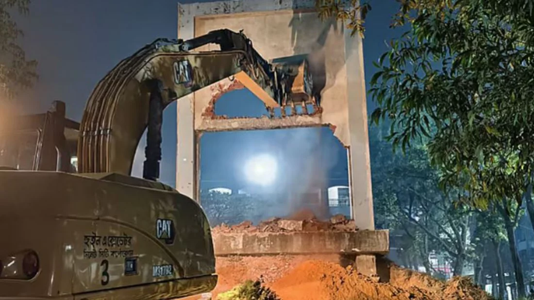 সিলেটে গুড়িয়ে দেওয়া হয়েছে বঙ্গবন্ধুর ম্যুরাল