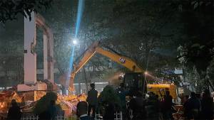 সিলেটে বুলডোজার দিয়ে ভাঙা হলো শেখ মুজিবের ম্যুরাল