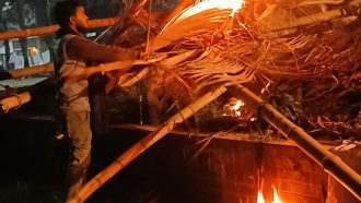 ৩২ নম্বরের বাড়ির দরজা-ইট খুলে নিয়ে গেল ছাত্র-জনতা