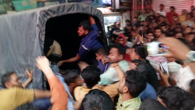 সিলেটে ‘ঘুষ’ চাওয়ার কাস্টমস কর্মকর্তাকে মারধর