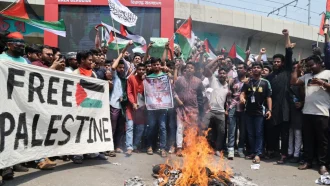 গাজায় হামলার প্রতিবাদে শিক্ষার্থীদের মিছিল