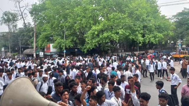 ৬ দফা দাবিতে পলিটেকনিকের শিক্ষার্থীদের সাতরাস্তা মোড় অবরোধ