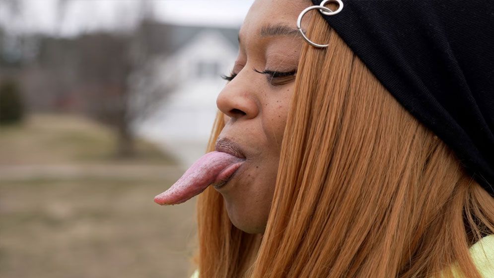 বিশ্বের সবচেয়ে লম্বা জিভের অধিকারী যে নারী