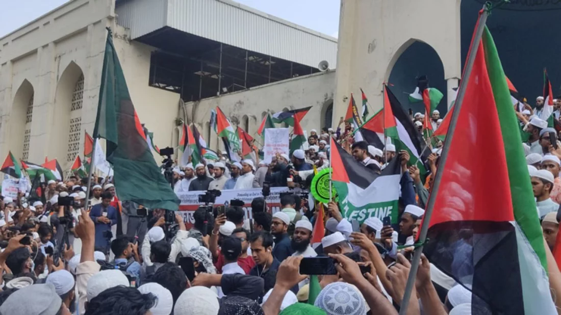 মার্চ ফর গাজা: সোহরাওয়ার্দীতে জমায়েত ঘিরে পতাকা বিক্রির ধুম