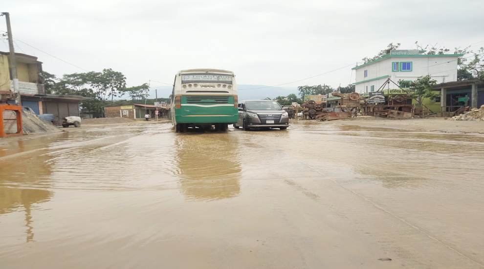 সিলেটে রাস্তার দু-পাশে ব্যবসা প্রতিষ্ঠান, জলাবদ্ধতায় ভোগান্তি