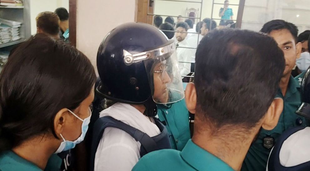 কাঠগড়ায় দাঁড়িয়ে খোশগল্পে মগ্ন দীপু মনি