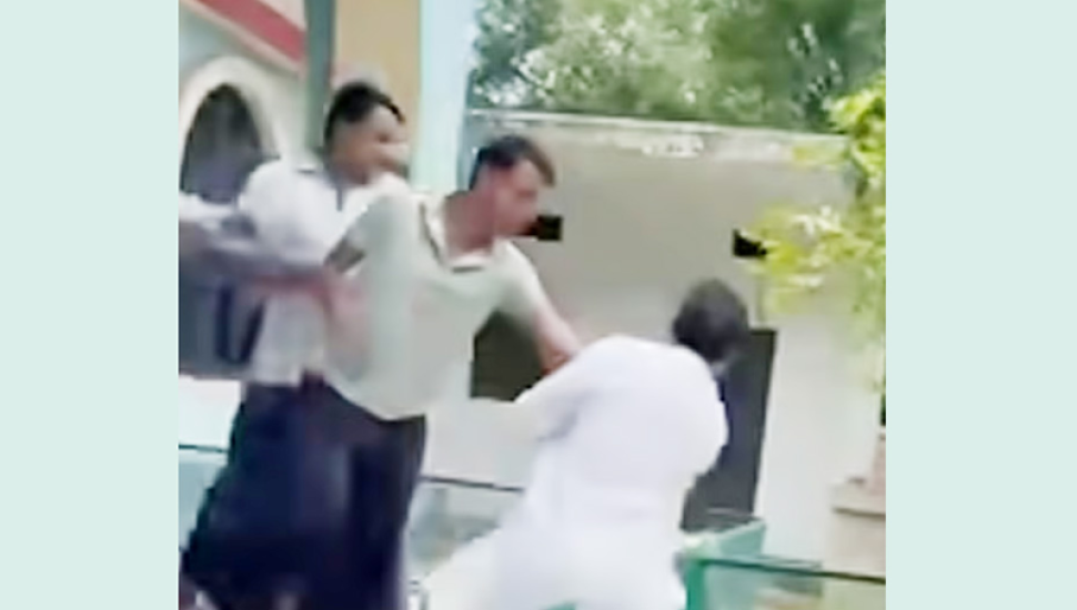 সিলেটে আ’লীগ নেতা ও ইউপি চেয়ারম্যানকে মারধরের পর পুলিশে হস্তান্তর