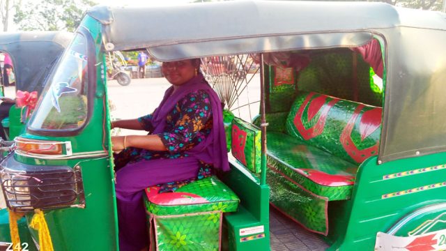 শান্তিগঞ্জে তৃতীয় লিঙ্গের অটোরিকশা চালক পায়েল!