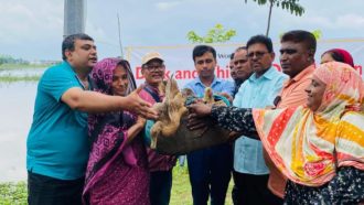 সুনামগঞ্জে ১ হাজার হাস বিতরণ
