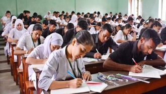এইচএসসি পেছানোর দাবিতে লং মার্চের ডাক একদল পরীক্ষার্থীর