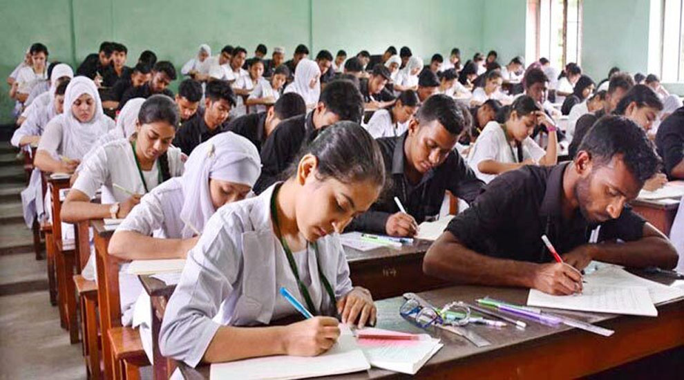 এইচএসসি পেছানোর দাবিতে লং মার্চের ডাক একদল পরীক্ষার্থীর