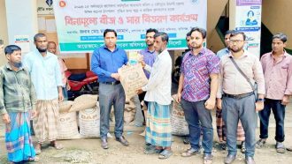 জকিগঞ্জে কৃষকদের মাঝে বিনামূল্যে বীজ ও সার বিতরণ