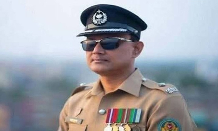 আদালতে সাবেক ওসির আত্মসমর্পন : ডিম-আম ছুড়লেন বিএনপি নেতারা