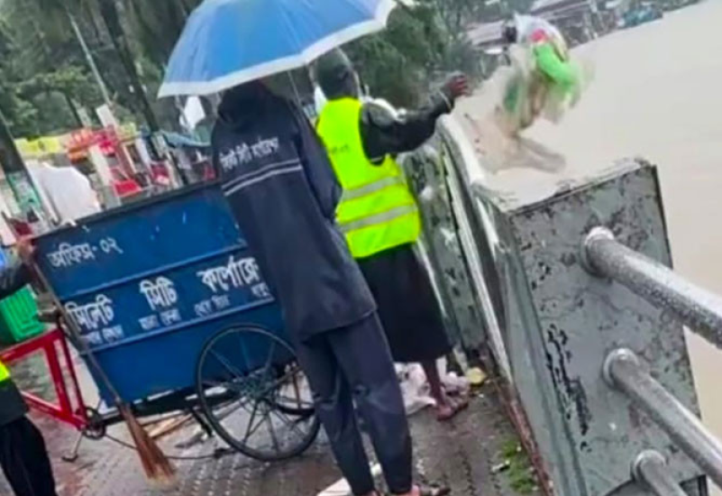 সুরমায় আবর্জনা ফেলার দায়ে সিসিকের ৩ কর্মী বরখাস্ত