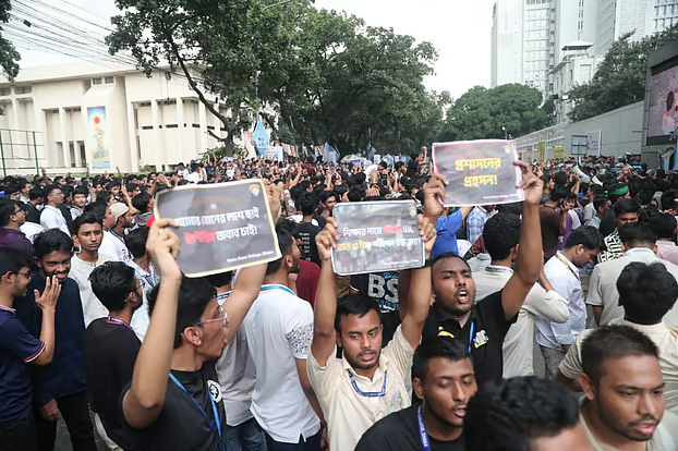 শিক্ষা উপদেষ্টা ও সচিবের পদত্যাগ দাবিতে সচিবালয়ের সামনে শিক্ষার্থীদের বিক্ষোভ