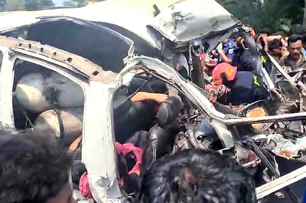নাটোরে ট্রাকের সঙ্গে সংঘর্ষে মাইক্রোবাসের চালকসহ ৬ জন নিহত