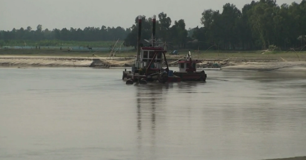 থামছে না লুটপাট : নদী থেকে বালু উত্তোলনের দায়ে ৫ জন কারাগারে