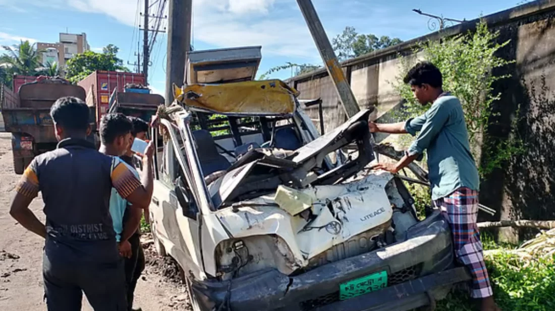 চট্টগ্রামে দাঁড়িয়ে থাকা কাভার্ড ভ্যানে পিকআপের ধাক্কা, নিহত বেড়ে ৫