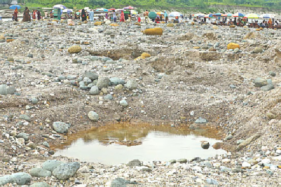 পাথর তোলায় রাজনৈতিক দলের ‘ঐকমত্য’, পরে লুট, ঘটল কীভাবে