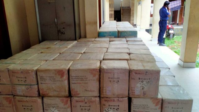 বিয়ানীবাজারে আড়াই কোটি টাকার ভারতীয় কসমেটিকস আটক করেছে পুলিশ