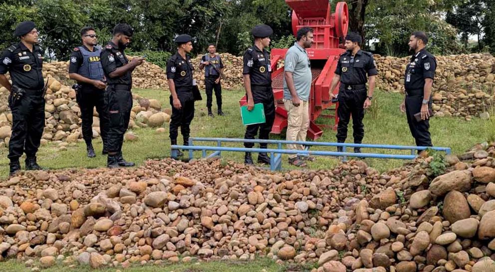 সিলেটে সাদাপাথর উদ্ধারে র‌্যাবের অভিযান
