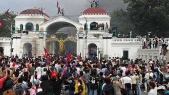 নতুন সংবিধান ও তিন দশকের দুর্নীতির বিচার চায় নেপালের তরুণরা