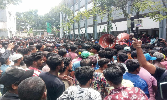 সিলেটে ব্যাটারিচালিত রিকশার পারমিট চান চালকরা : মিছিল নিয়ে ডিসি অফিসে