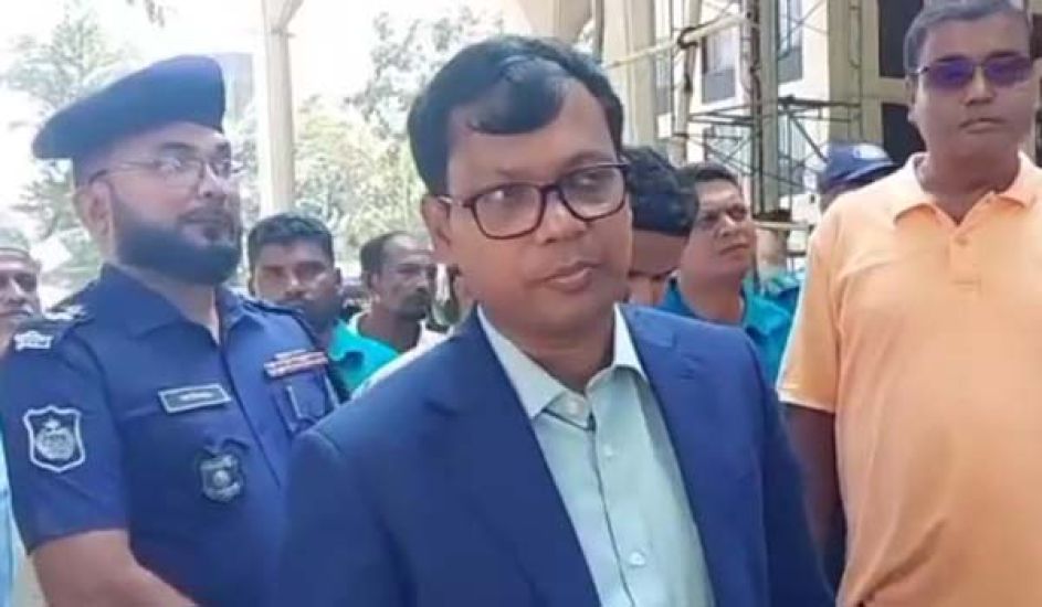 ২ মিনিটে টিকেট শেষ, এটা হতে পারে না : সিলেট রেলওয়ে স্টেশনে ডিসি