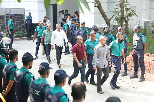 ১৫ সেনা কর্মকর্তাকে গ্রেপ্তার দেখিয়ে কারাগারে পাঠানোর নির্দেশ