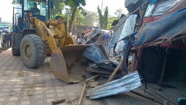 ডিসির ঘোষনার পর অভিযান : সিলেট রেলওয়ে স্টেশনের অবৈধ স্থাপনা উচ্ছেদ