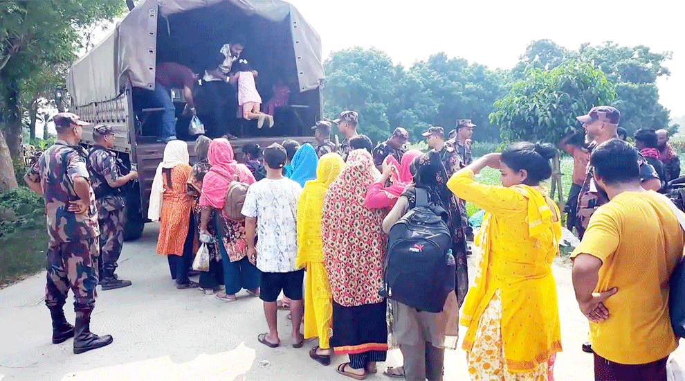 সীমান্ত দিয়ে নারী-শিশুসহ ৬০ বাংলাদেশিকে ফেরত দিয়েছে বিএসএফ