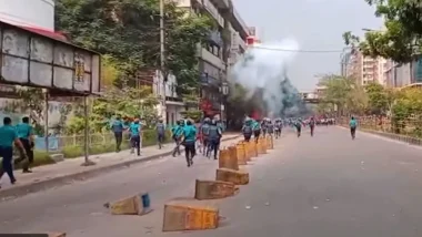 ধানমন্ডিতে আইডিয়াল কলেজ শিক্ষার্থীদের সঙ্গে পুলিশের সংঘর্ষ
