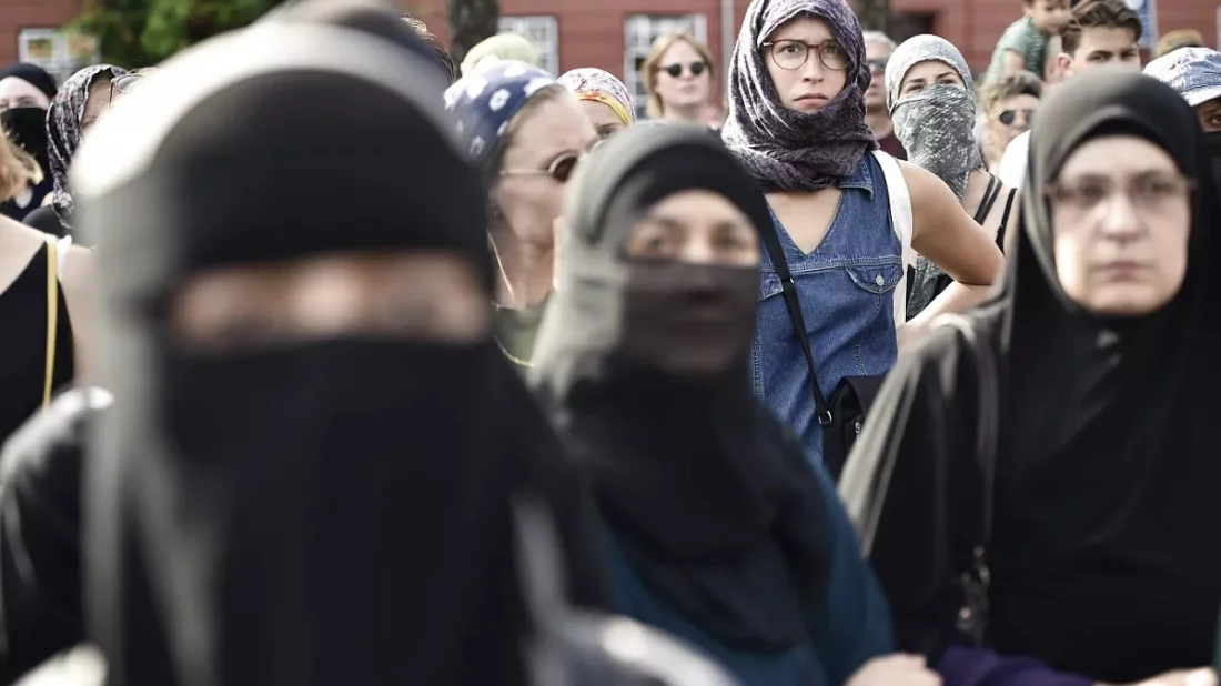 প্রকাশ্যে বোরকা ও নিকাব নিষিদ্ধে বিল আনছে ইতালি