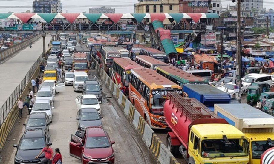 ঘরমুখো মানুষের ঢল, ঢাকা-সিলেট মহাসড়কে তীব্র যানজট