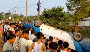 টাঙ্গুয়ার হাওরে বেড়ানো হল না মা-মেয়ের