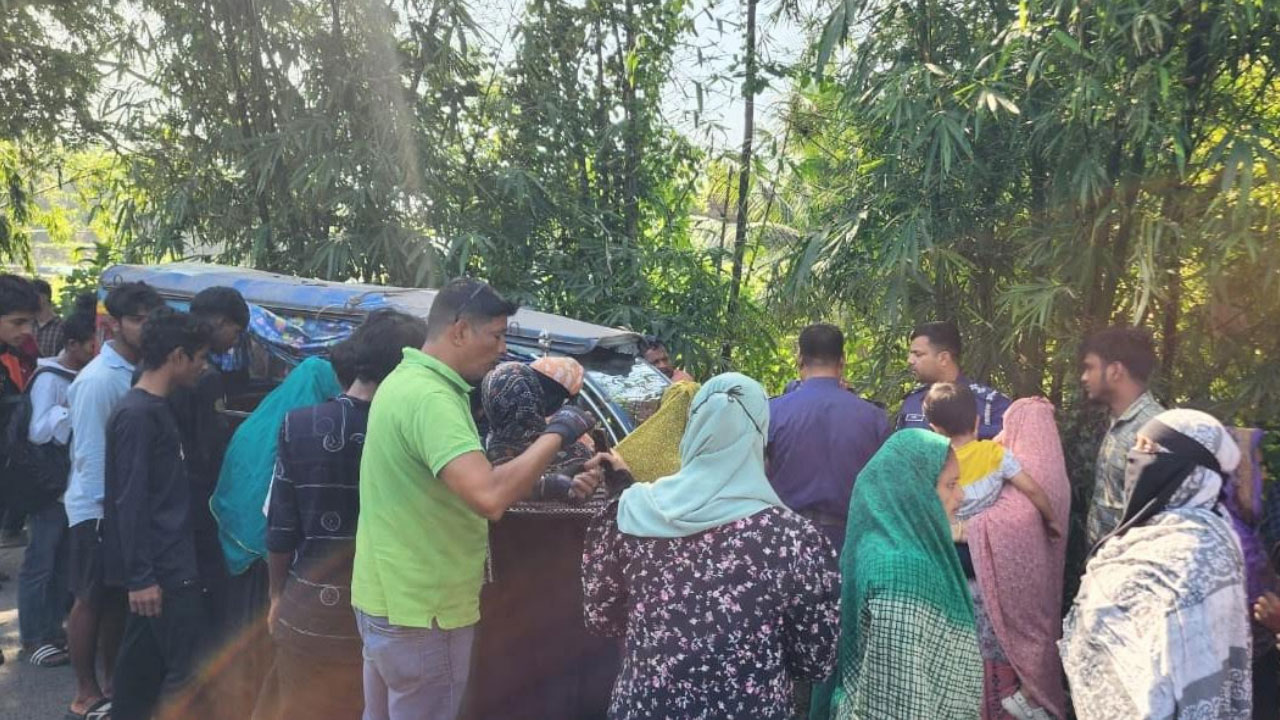 অটোরিকশার মোটরে ওড়না পেঁচিয়ে নারীর দেহ থেকে মাথা বিচ্ছিন্ন