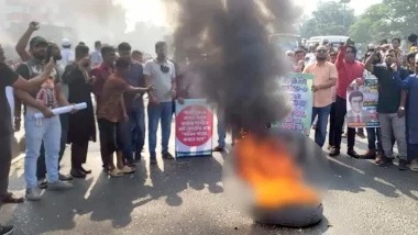 গাজীপুরে টায়ার জ্বালিয়ে বিএনপির নেতাকর্মীদের বিক্ষোভ, যান চলাচল বন্ধ