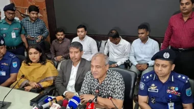 সাংবাদিকরা সত্য তুলে ধরায় পার্শ্ববর্তী দেশ থেকে গুজব অনেকটা কমেছে: স্বরাষ্ট্র উপদেষ্টা